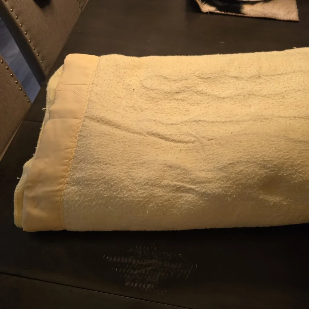 Vintage Electric Heated Blanket YELLOW Twin Size Satin Edge *DOES NOT HAVE PLUG